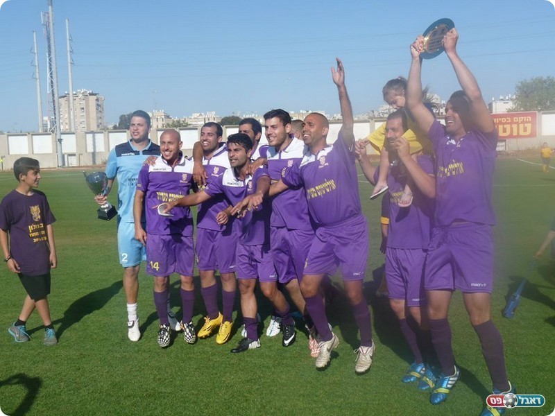 חוגגים עם הצלחת. שחקני חולון (אלי שמואלי)