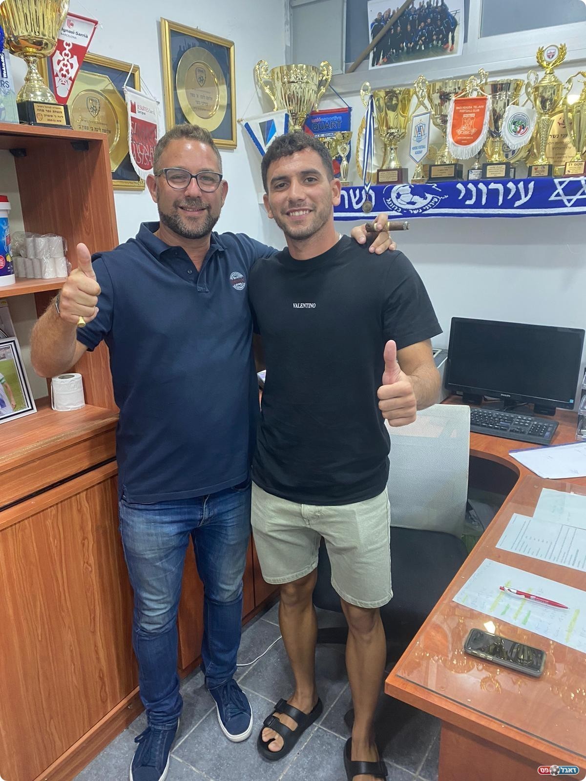 בן פרנקו במעמד החתימה