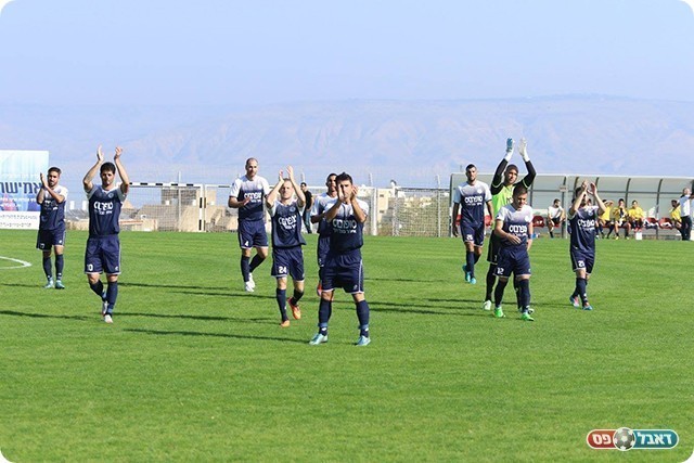 שחקני טבריה מודים לקהל בסיום (עודד חסין)