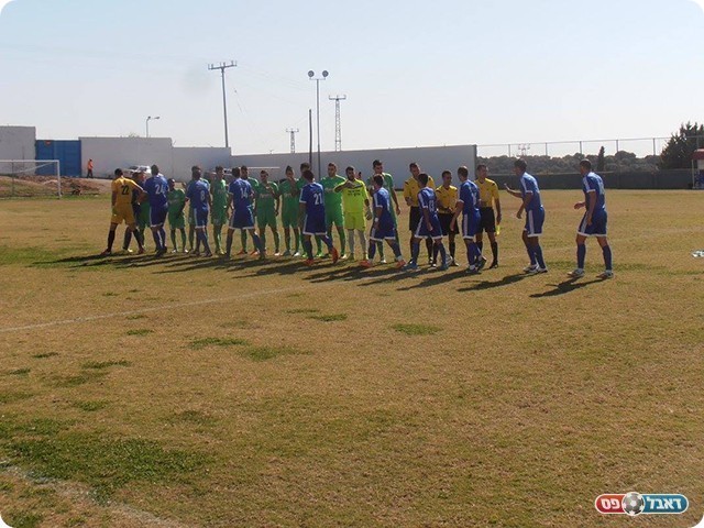 שחקני הקבוצות לפני שריקת הפתיחה (דור היקה)