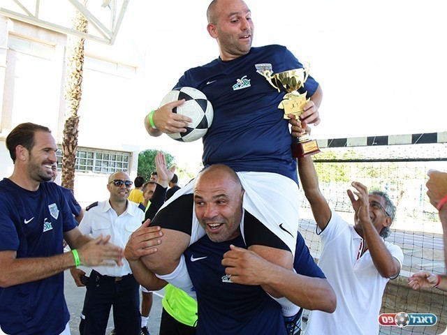 מומו ניסטל הגדול ביותר בקט-רגל מונף על הכתפיים (צילום: שלומי גבאי)