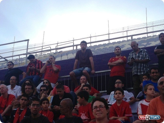 בא לראות את האח. שגיא שטראוס (בשחור. צילום: אלי שמואלי)