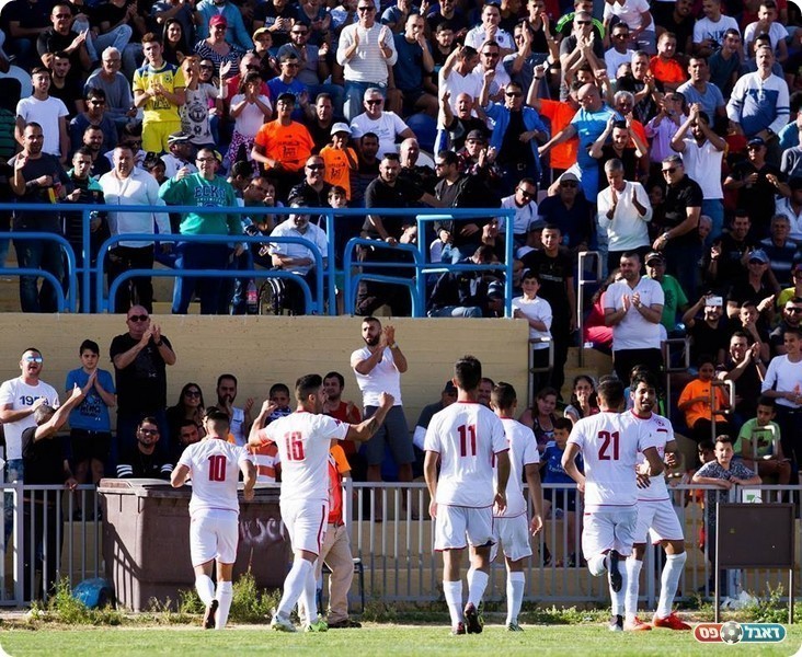 מריחים את ליגה א'. שחקני דימונה חוגגים עם הקהל (איציק קדוש)