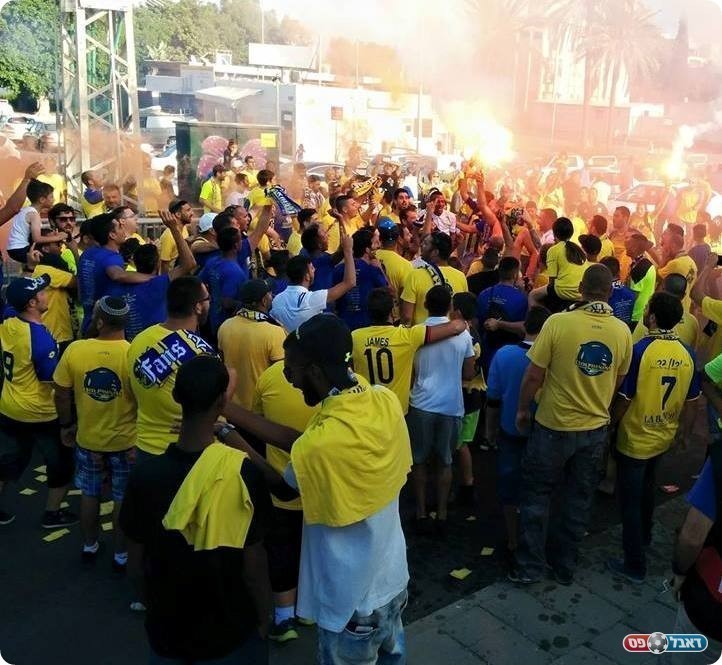 חוגגים עלייה. אוהדי מכבי אשדוד (דף הפייסבוק הרשמי)