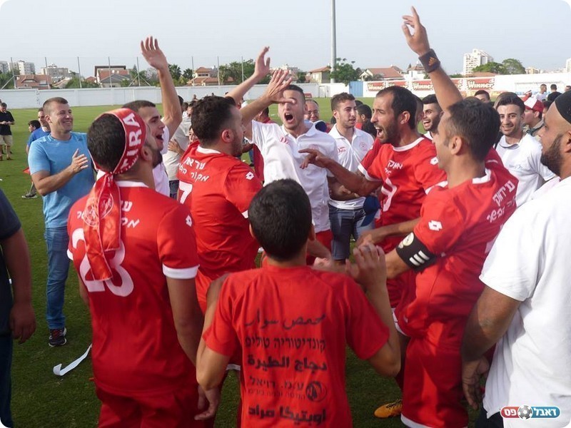 עלו דרך הפליאוף. שחקני טירה חוגגים את העלייה (אלי שמואלי)