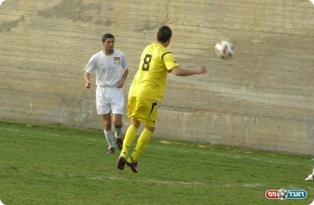 התפקיד לא זר לו. רבאח במדי עראבה מול עכו לפני שתי עונות (צילום: אמיר שיבי)