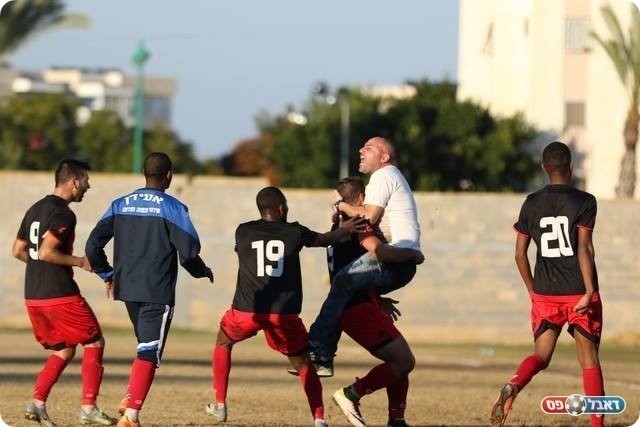 שחקני חדרה ומאמנם מומו ניסטל בטירוף (וואסים מוואסי)