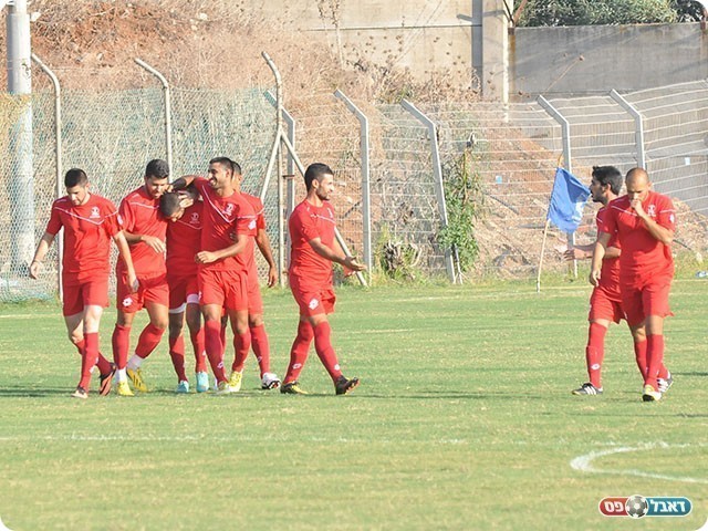 שחקני מגדל העמק חוגגים את הראשון (צילום: קובי פורטל)