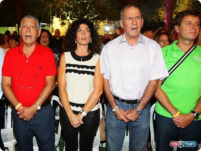 מנכ"ל מרכז הפועל יחד עם הארי באוור והצוות (צילום: שלומי גבאי)