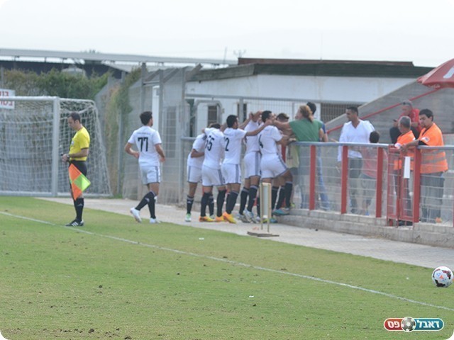 שחקני אסי חוגגים עם האוהדים (צילום: ארנון לוי)