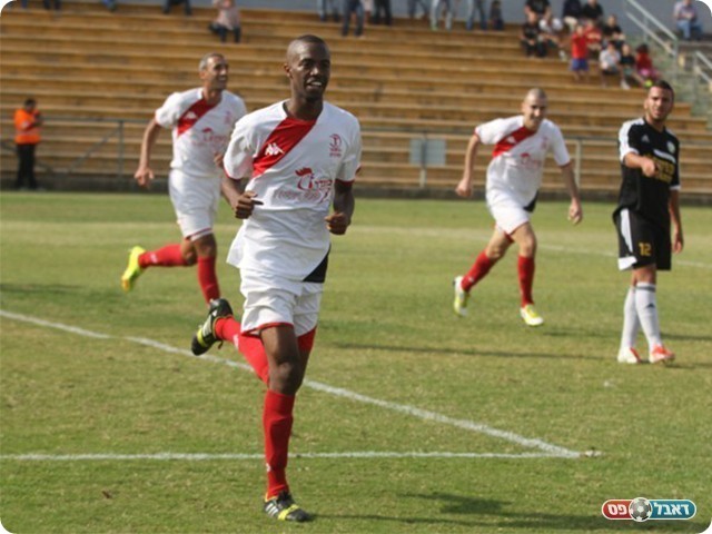 אבבה חוגג את השער השני (צילום: שלומי גבאי)