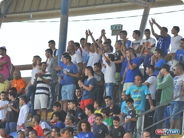 רובם מפרגנים. אוהדי בית שאן (צילום: ארנון לוי)