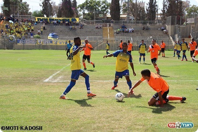 שחקני אשדוד בדרך לעוד שער (מוטי קדוש)