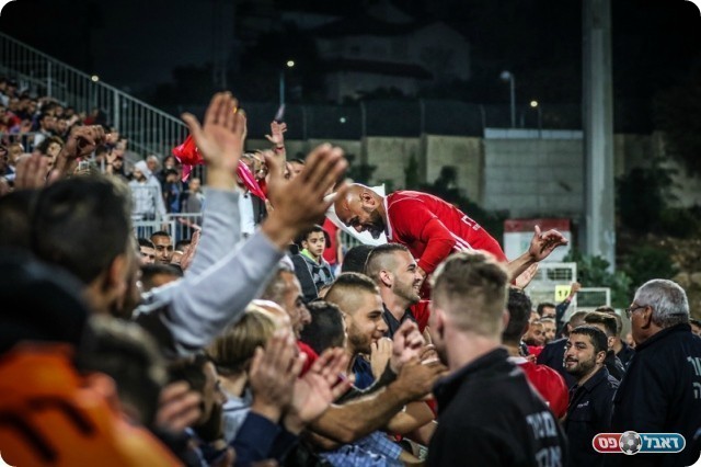 חוסאם אבו סאלח יחד עם הקהל (וואסים מוואסי)