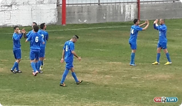 יתרון מוצדק במחצית. שחקני מג'דל חוגגים (צילום: אמיר שיבי)