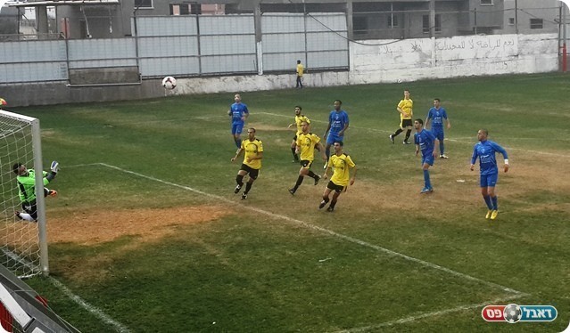 מג'ד הורידה רגל מהדוושה. רבאח הודף את הכדור של ביטון (צילום: אמיר שיבי)