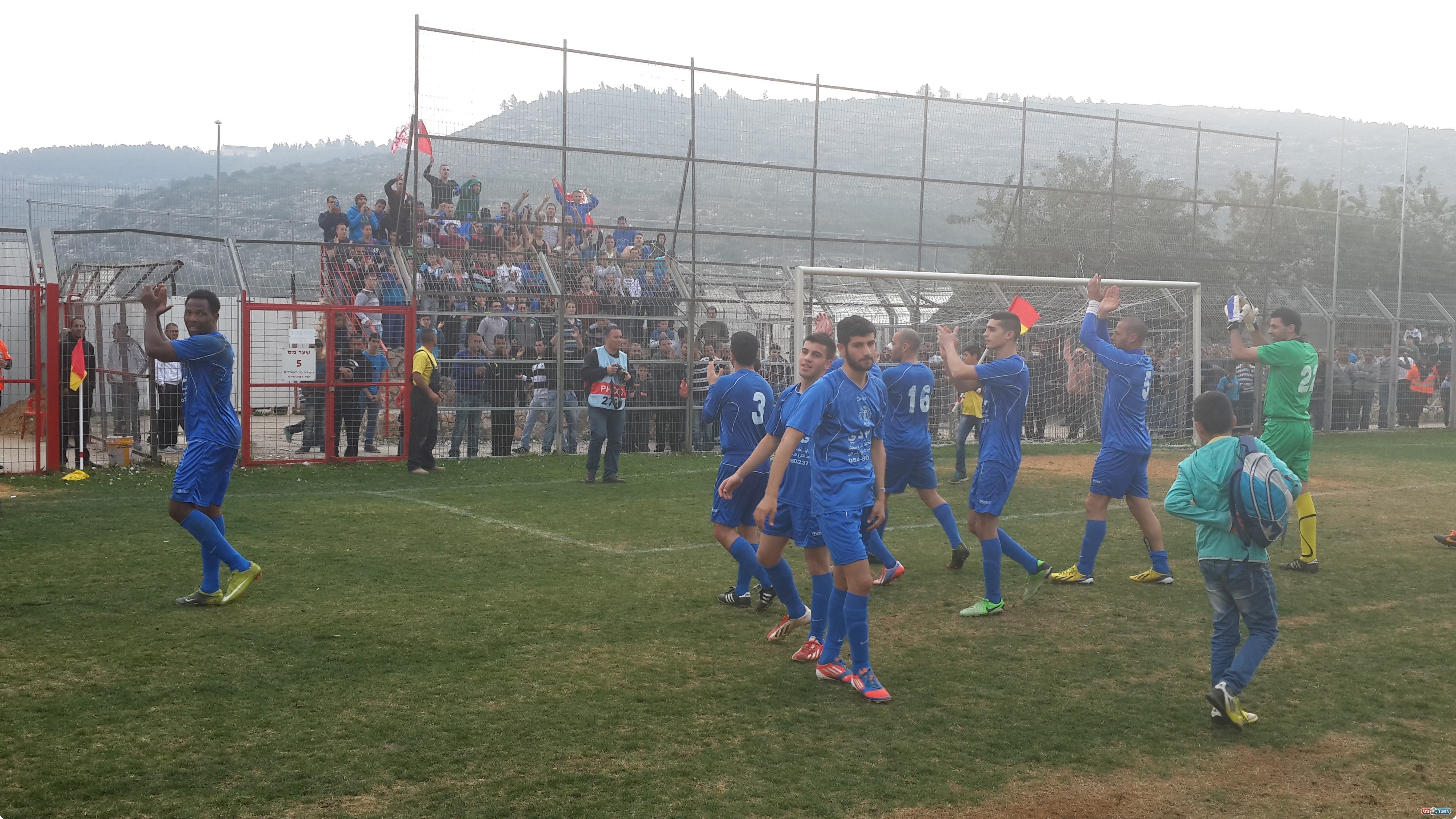 קיוו וקיבלו מעידה של כ. כנא. חוגגים ניצחון בסיום (צילום: אמיר שיבי)