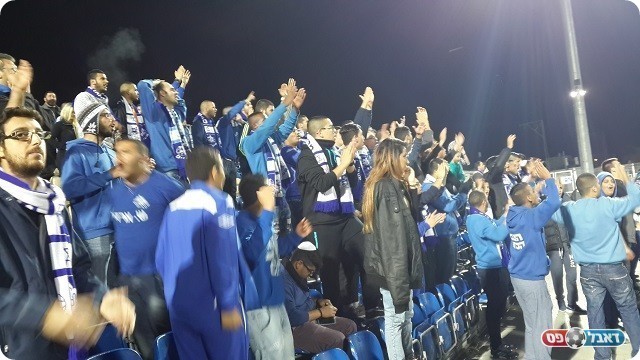 תצוגת עידוד נדירה ועוצמתית. אוהדי שעריים ביציע (זיו אמויאל)