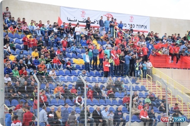 מנדא לבשה חג. היציע (באדיבות אתר Bldna.com)