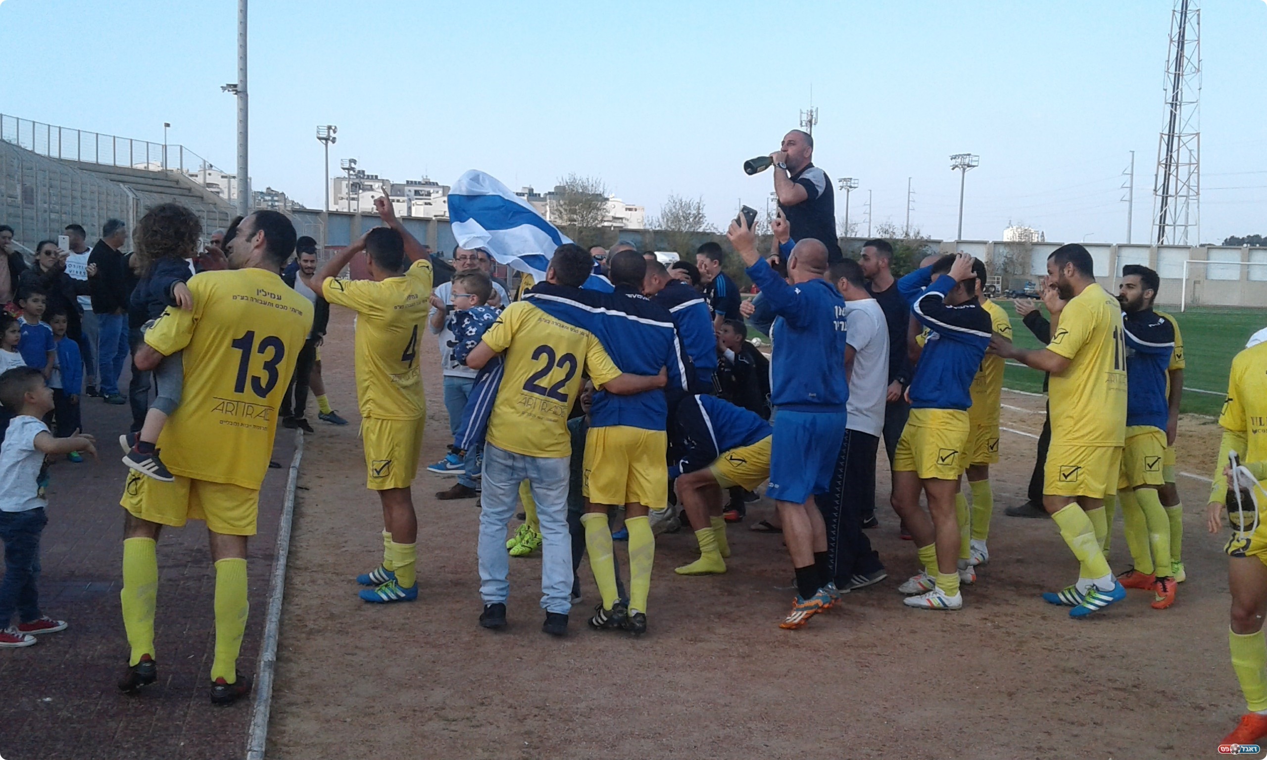 מוסא בן חיים על הכתפיים ולוגם שמפניה. עלייה ראשונה כמאמן (אלון יהודיוף)