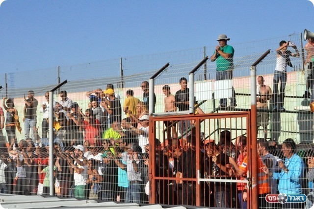 אוהדי אולגה - כמאה מהם הגיעו וחזרו עם נצחון(צילום:אתר אל ערב)