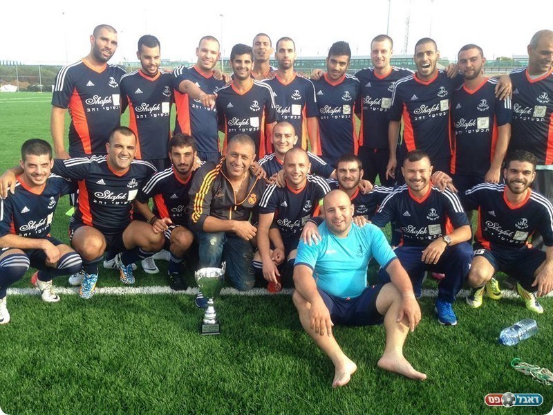 הבאנו גביע. שחקני קרית שלום עם הגביע (אלי שמואלי)