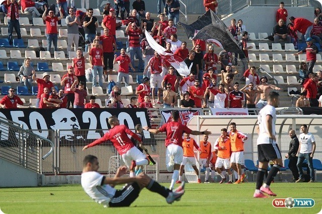 עאהד עזאם חוגג מול הקהל האדום (שובל ירושלמי)