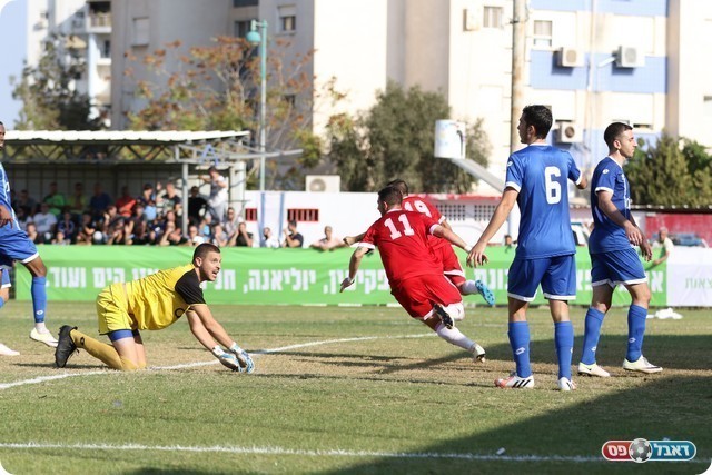 והחלוץ רץ לחגוג את ה-10 שלו העונה (וואסים מוואסי)