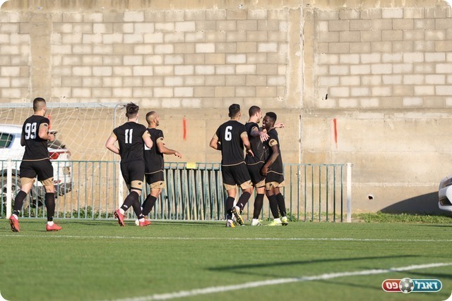 שחקני באקה חוגגים עם ימפולסקי (וואסים מוואסי)