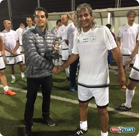 רועי הסינג מעניק את הגביע למליחי