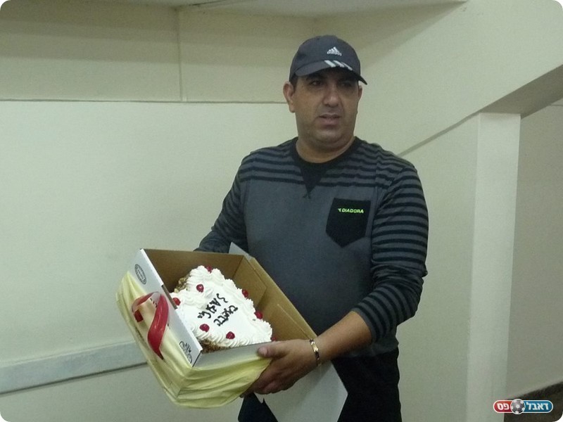 יום הולדת שמח. שלומי שלמה והעוגה (אלי שמואלי)