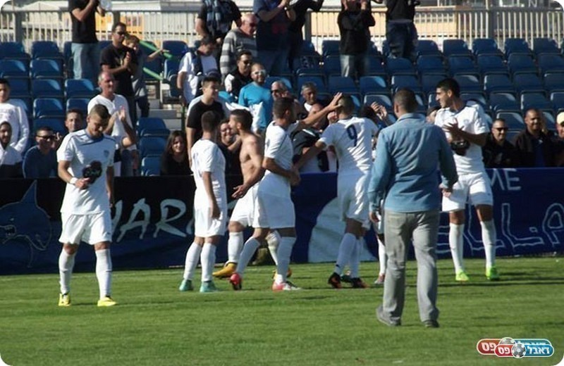 בני אילת חוגגת הפתעה מול אזור (פרנסיסקו דיסטסיו)