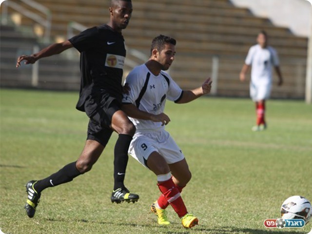 יעקב אבבה עוצר את אלמקייס (צילום: שלומי גבאי)