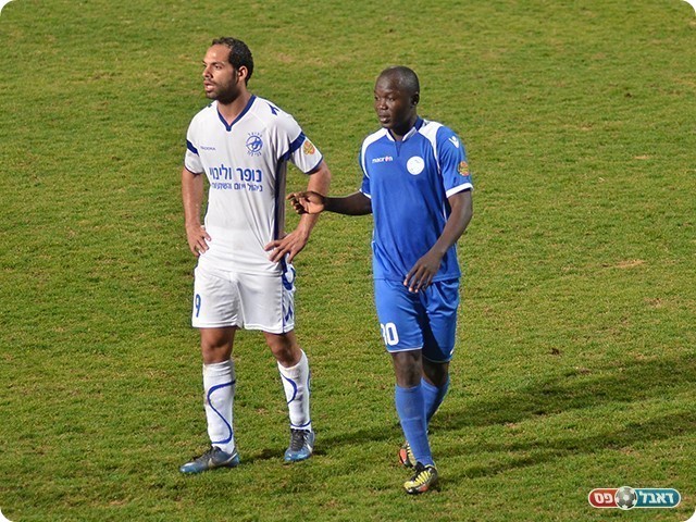 בן לולו(בלבן), שביתה איטלקית על המגרש? (צילום:קובי פורטל)