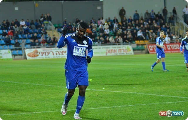 וחוגג (ארנון לוי)