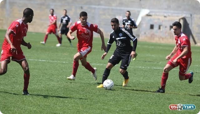 אלמקייס עם הכדור מול הגנת חדרה(צילום:שלומי גבאי)