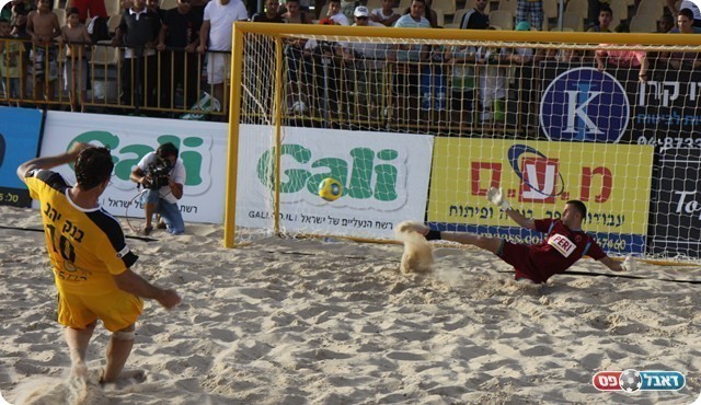 צחי אילוז כובש את שער הנצחון(צילום:שלומי גבאי)