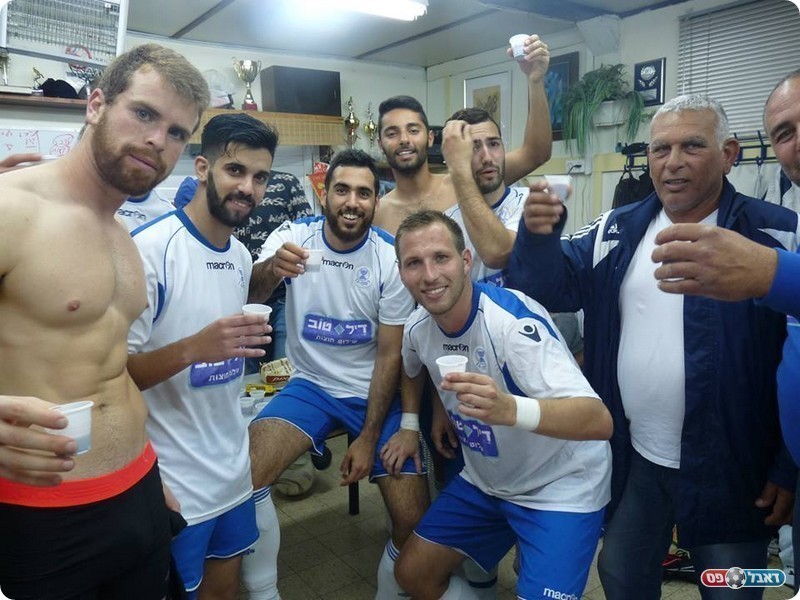 חוגגים את הניצחון. במרכז: כובש השער הראשון, מור זאבי (אלי שמואלי)