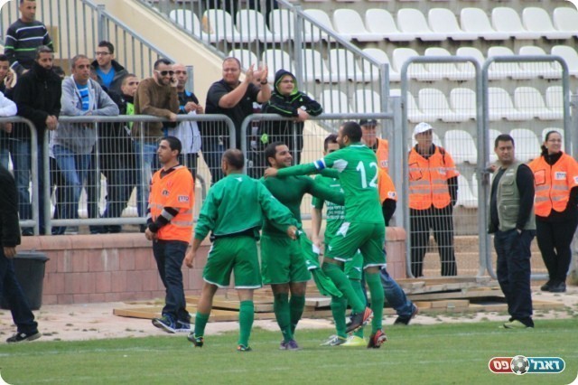 ניצחון אולי לא יספיק כדי לשרוד. שחקני כפר קנא חוגגים בדרבי 