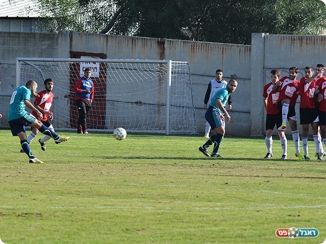 כפרי אזולאי בבעיטה חופשית (צילום: ארנון לוי)
