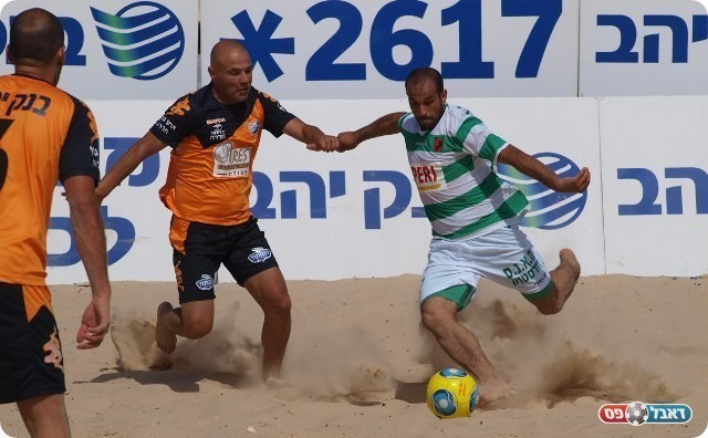 צרפתי(בכתום) מנסה לעצור את בדיר מכפר כאסם