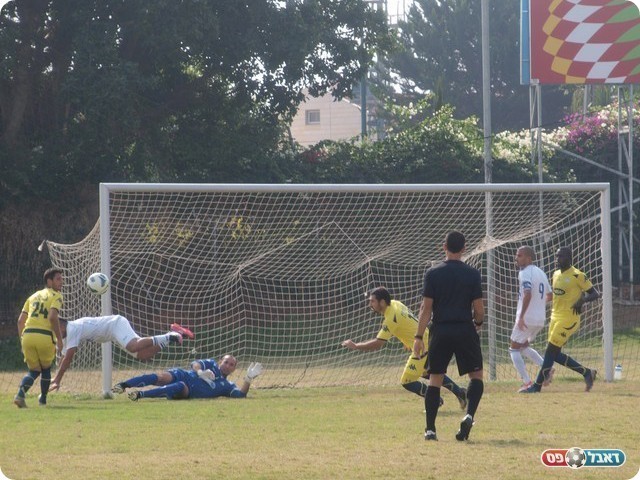 גם ביבנה מנסים. מזרחי מפספס (צילום: אלון יהודיוף)