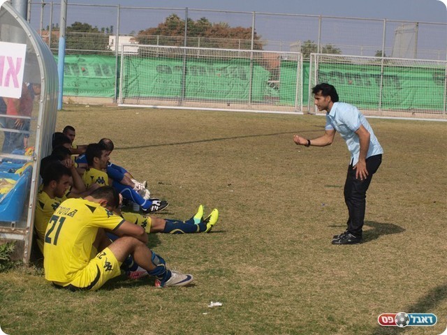 שטף את השחקנים בהפסקה. סתיו אלימלך (צילום: אלון יהודיוף)