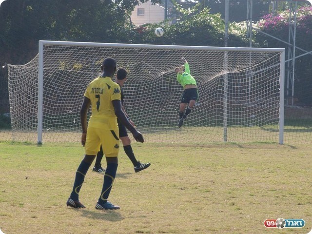 גם זה לא נכנס. הניסיון של פרץ (צילום: אלון יהודיוף)