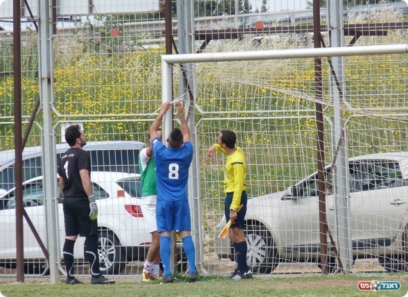 לפני המשחק הוא עוד עזר לתקן חור ברשת. אדיר מנשה (מספר 8) (אלי שמואלי)