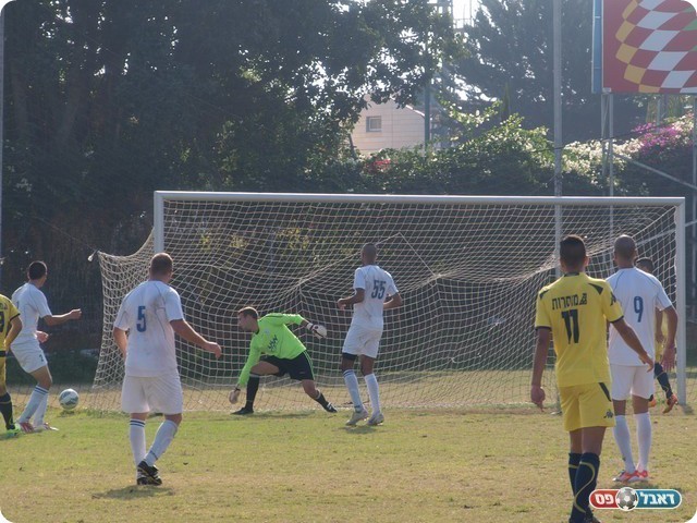 אך הכדור הולך החוצה (צילום: אלון יהודיוף)