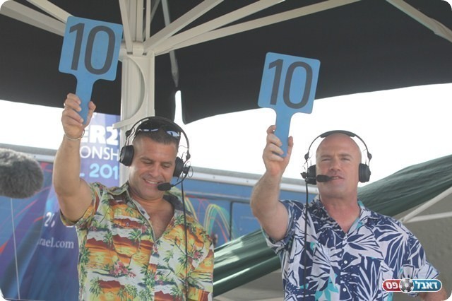 מלוואני וזהבי מניפים את השלט עם הציון 10 לאילוז.