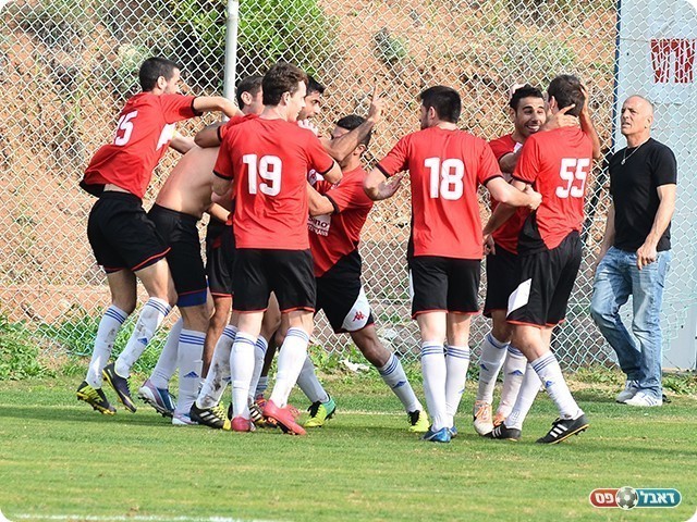 שחקני מגדל חוגגים (צילום: ארנון לוי)