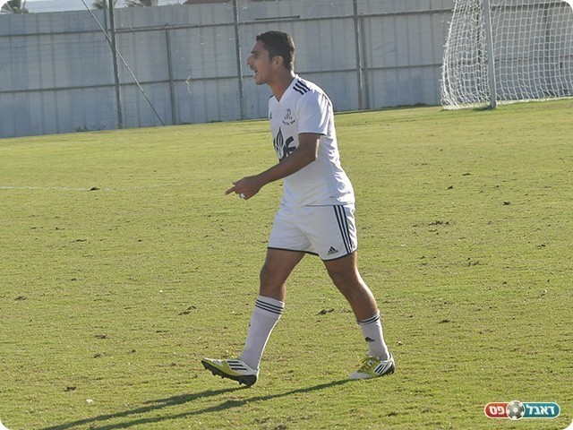 אבי עמר פונה לספסל באמצע המשחק (צילום: קובי פורטל)