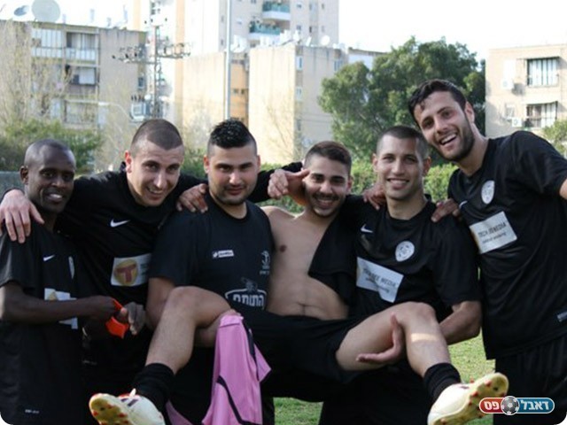 שחקני חדרה מניפים את סהר אזולאי בסיום(צילום:אנטולי רובינסקי)